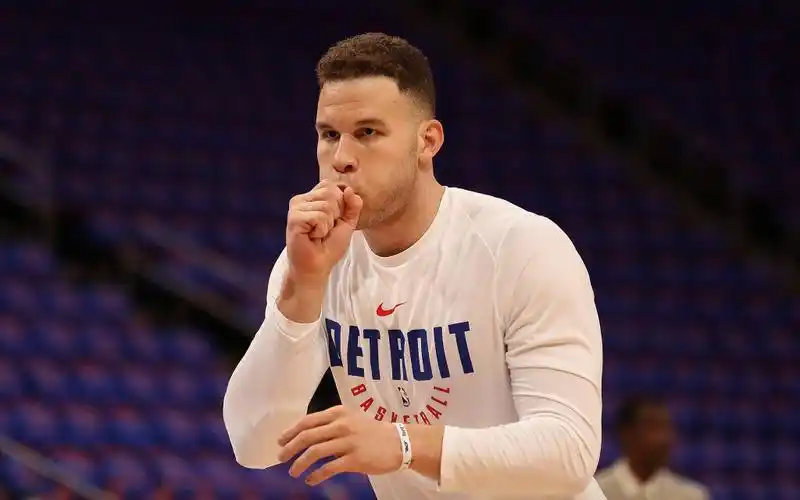 组图格里芬热身表情专注白魔兽t恤遍布主场