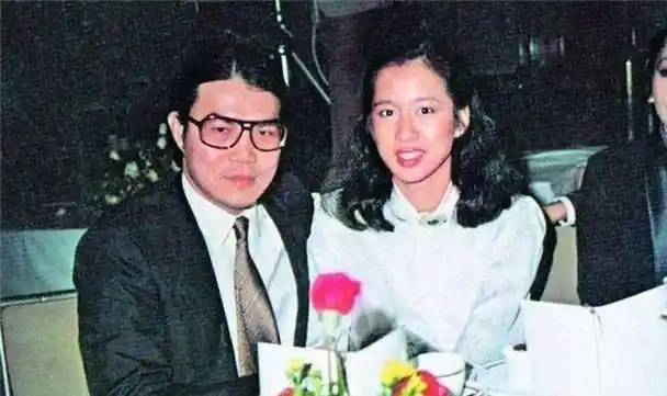 是我们熟知的郭晶晶了,郭晶晶的丈夫便是霍震霆和朱玲玲的长子霍启刚