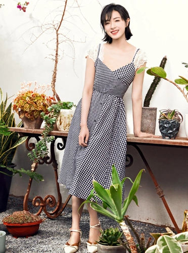 对于短发的女生来说,吊带连衣裙绝对是最能凹造型的款式了,本身短发