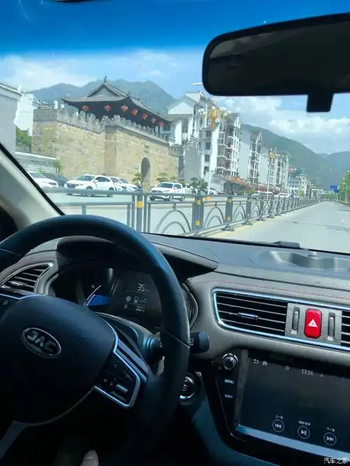 长途驾车的乐趣就是可以静静欣赏车外的风景!