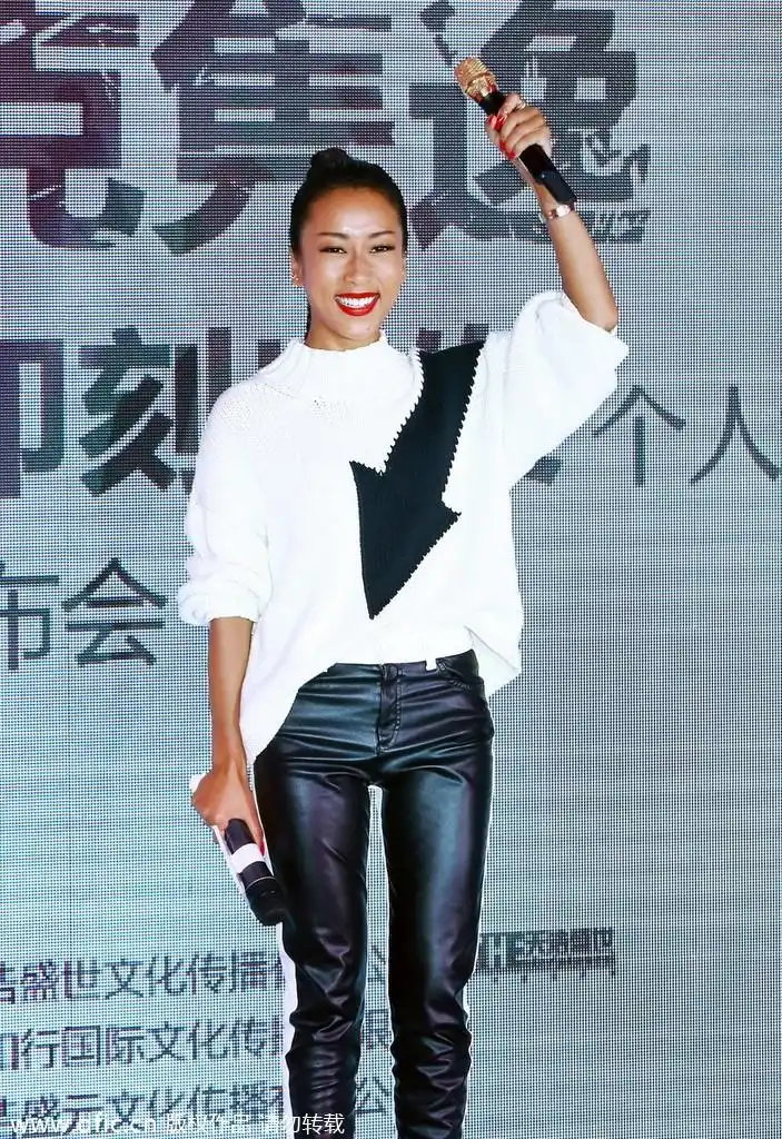 吉克隽逸白色箭头毛衣搭皮裤个性十足