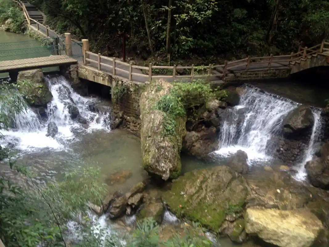 重庆万盛黑山谷 黑山谷景区由黑山谷,龙鳞石海两个景区组成,有峻岭,峰