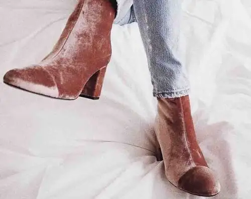 正文 要说秋冬霸屏率最高的鞋子,那当属短靴无疑了.