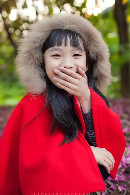 花瓣中捂住嘴巴笑的小美女 - 摄影师包子 - 包子的博客