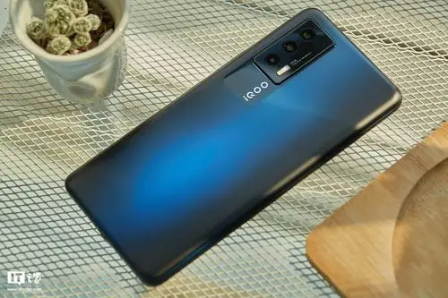 2000元档位颜值王者iqooneo5夜影黑上手图赏