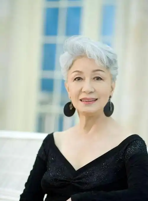 即使到了88岁,身材臃肿,看到她你依旧会觉得这是一位很优雅的老太太