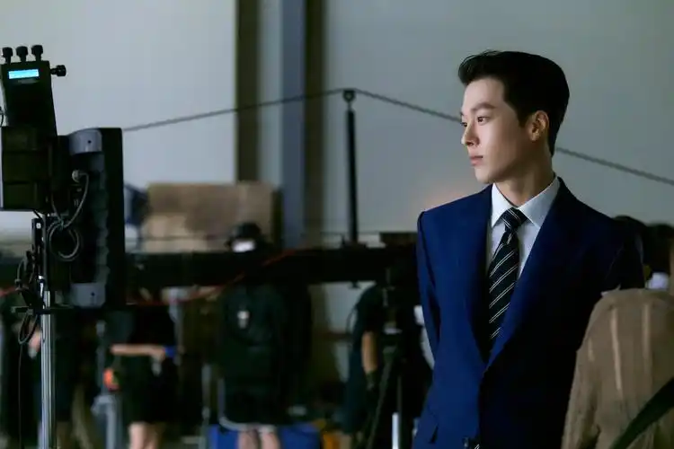 张基龙穿了西装