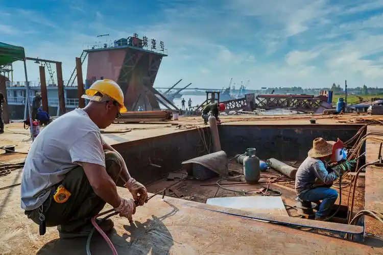 10月8日,桃源陬市船厂工人在紧张工作中.