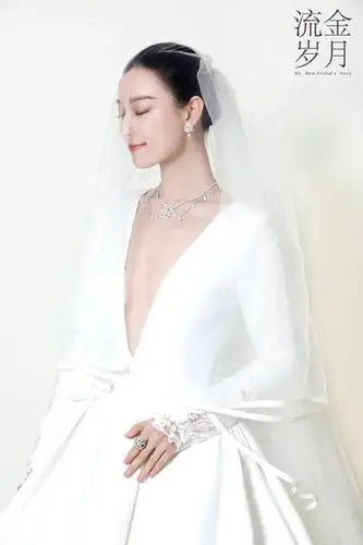 倪妮的穿搭又火了,而让女孩们更心水的应该就是朱锁锁大婚穿的婚纱了