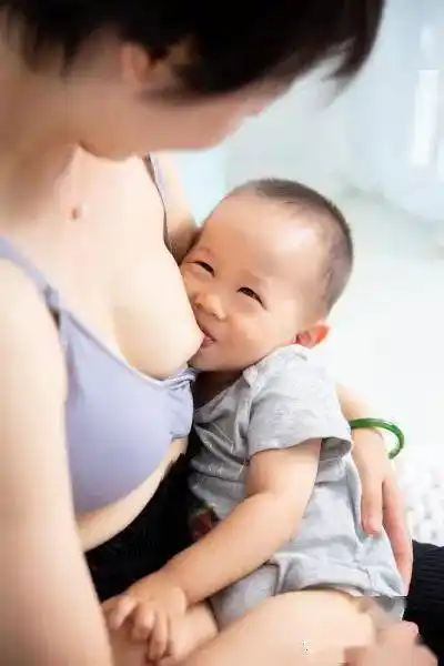 2022年世界母乳喂养周母乳艺术照展播合集_妈妈_简介_宝宝