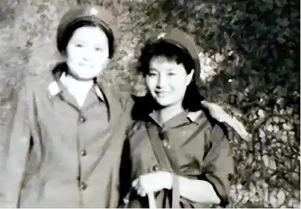 86年老山战场亲吻临终士兵的女战士张茹29年后去他墓前探望