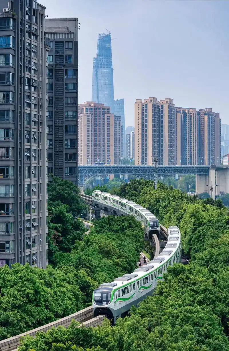 重庆的单轨列车给摄影师可以创作出独特而有趣 - 抖音