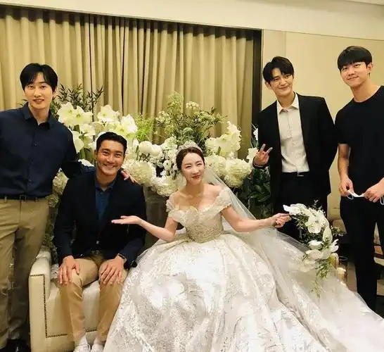 智声sunday分享她与少女时代李赫宰崔始源等的婚礼照片