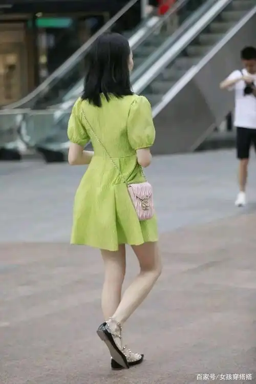 绿色连衣裙,搭配平底凉鞋,绿色凸显青春靓丽之美