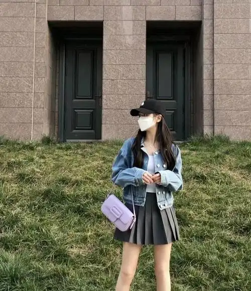 短款百褶裙搭配什么上衣和鞋子好看