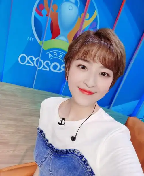 足球主播杨茗茗晒出自己主持欧洲杯期间的自拍照片