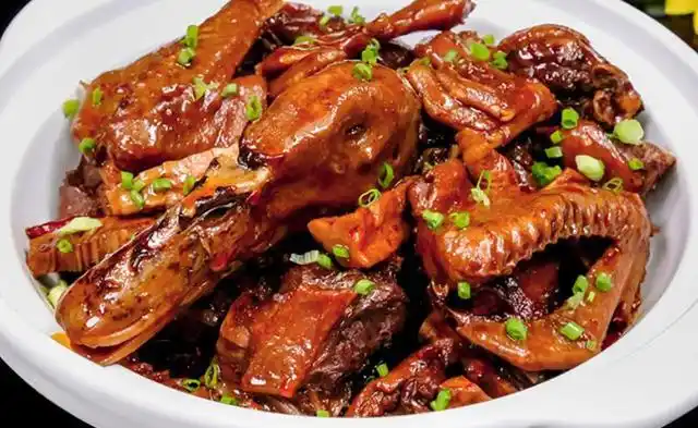 红烧老鸭,色泽褐红,味道鲜香,鸭肉特别有嚼劲,非常美味,下饭