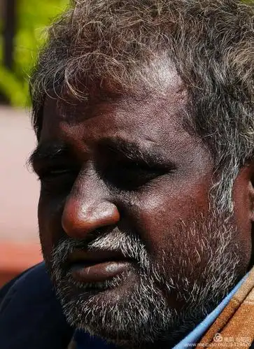 这位大叔黝黑的皮肤,胡子拉碴,很有质感,有木有?