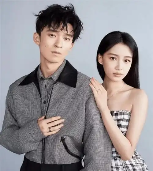 孙怡董子健分手有预兆曾晒远离男人手机壳上亿财产已分割