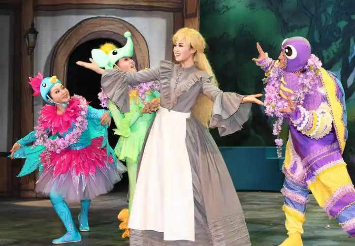 经典童话故事《灰姑娘》,还能在剧院大厅的亲子乐园与可爱的卡通朋友