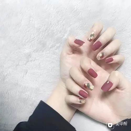 方圆形,酒红色,晕染,金箔,磨砂美甲图片-美甲帮