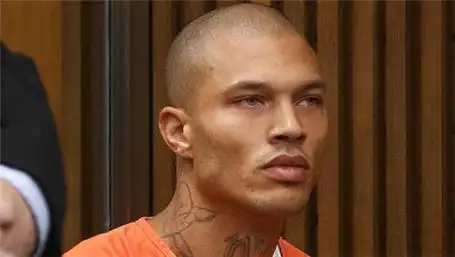 犯人在进入监狱前,统一剃头,穿上同样的狱服,入狱后遵守严格的作息