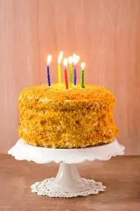 有 6 根蜡烛的生日蛋糕照片