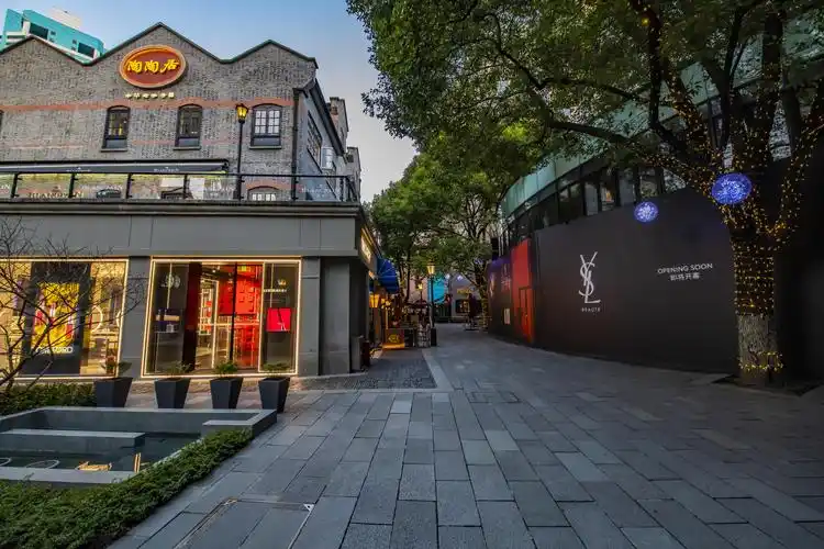 2020年特别的春节长假期,夕阳下实拍特别的上海新天地80张