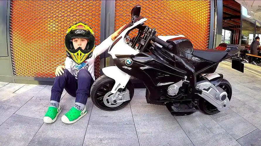 快乐小萌宝系列:小朋友骑儿童摩托车