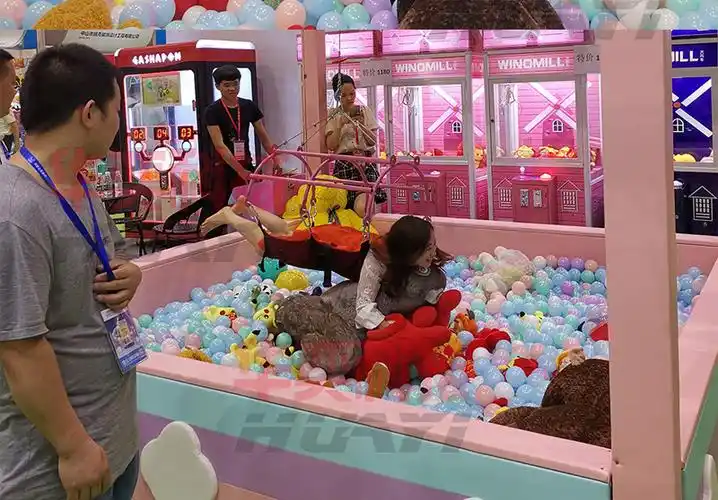 真人抓娃娃机大型游戏抓零食设备商场暖场活动道具出租赁厂家直销