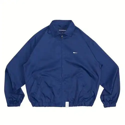 这款胸前的小鲸鱼刺绣简直是点睛之笔,高密度,工整简洁的小刺绣,简约