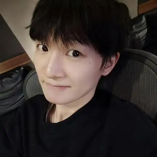 坊间关于周深的性取向传闻很多,但据圈圈所知他之前确实是谈过女朋友