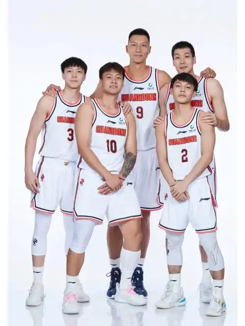 一家五口的新合照来啦#广东宏远  #赵睿  #胡明轩  徐杰#易建联  #任