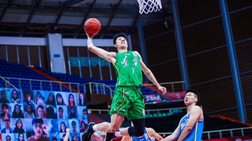 福利时间到!张镇麟拍扣篮大赛定妆照,多少有点羞涩!