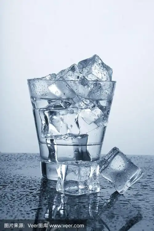 一杯冰水加冰块和水滴