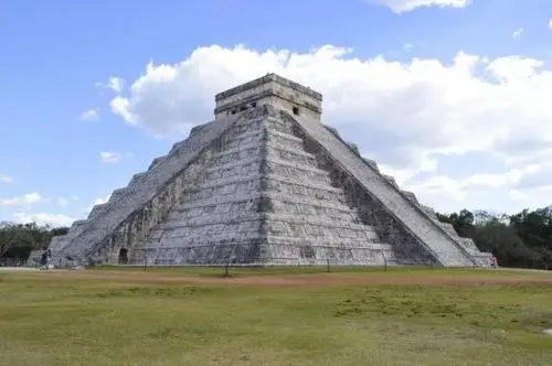 考古学家发现玛雅人在1000年前建造了金字塔,位于一个巨大的天然深坑