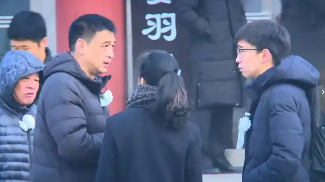 吉喆追悼会现场,闵鹿蕾露面显憔悴,秦晓雯拭泪焦健拥抱安慰