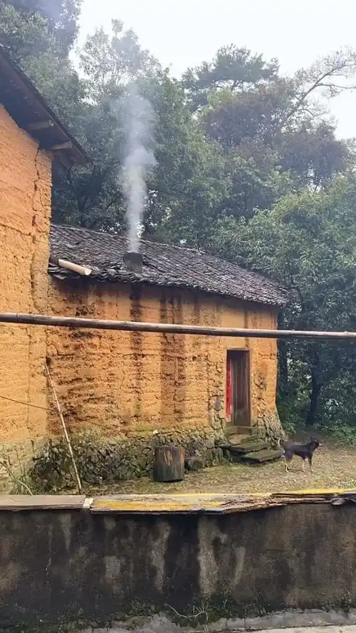 一间瓦房,一缕炊烟,人间烟火气,最抚凡人心.