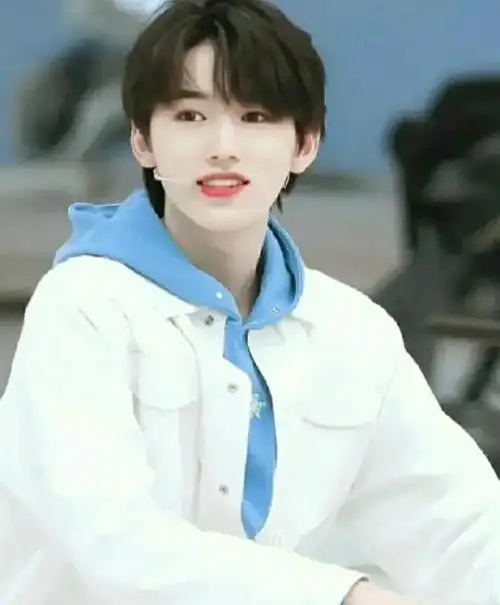 宋亚轩演唱会排练照清爽白t恤展现新舞台的期待