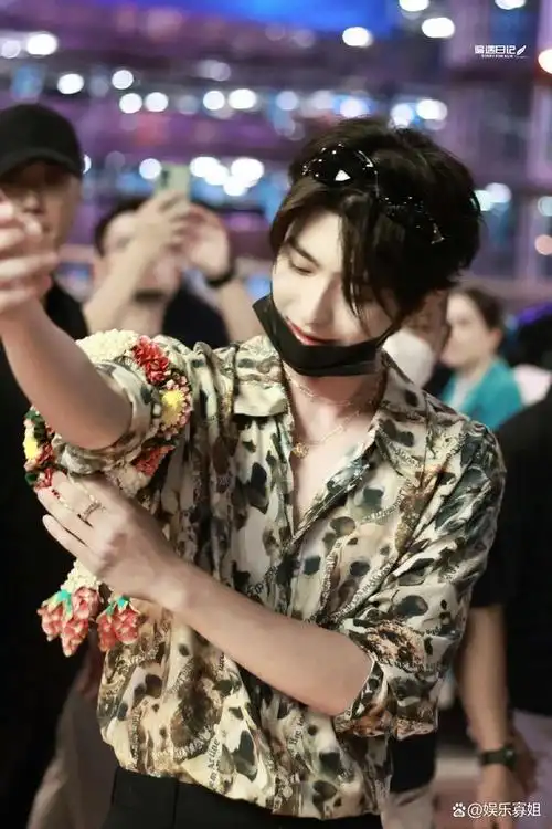 蔡徐坤泰国人气好高,机场不少粉丝接机,手拿应援物,尖叫声不断