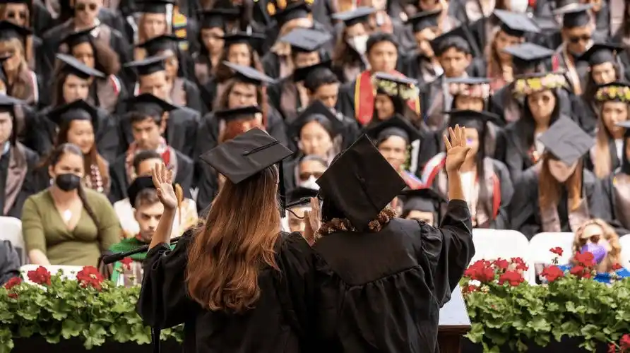 中国留学生毕业发言走出舒适圈面对脆弱才能取得突破