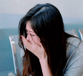 蒋欣长发哭泣手指gif动图_动态图_表情包下载_soogif