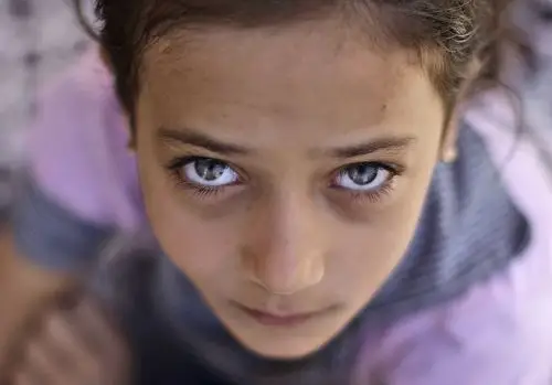 2012年8月28日,这名叫哈亚·哈里尔的叙利亚女孩逃离了家乡,希望能