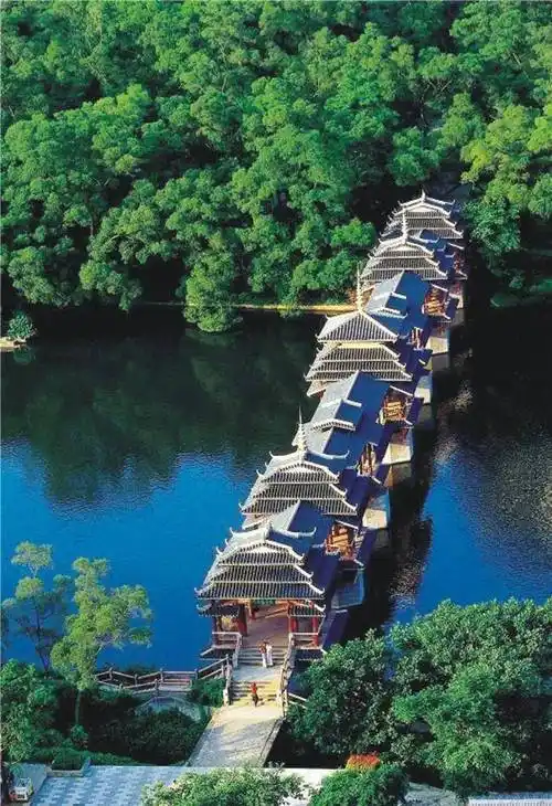 大龙潭风景区别具匠心地以广西及中国南方少数民族多姿多彩的民族建筑