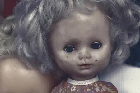 娃娃棕色头发和几个小洋娃娃毛骨悚然的娃娃脸孤魂野鬼凶宅幽灵娃娃