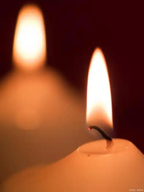 品读音乐之张德伊玲《摇曳烛光》:由近及远,那越来越碎的光