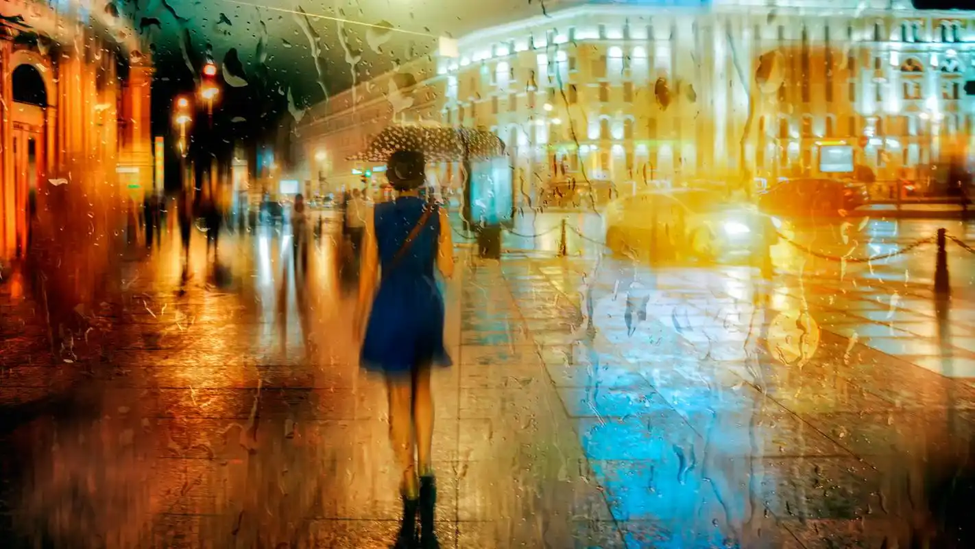 雨中漫步唯美女生