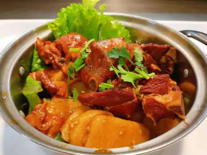 鸡肉排骨煲       孔凡荣