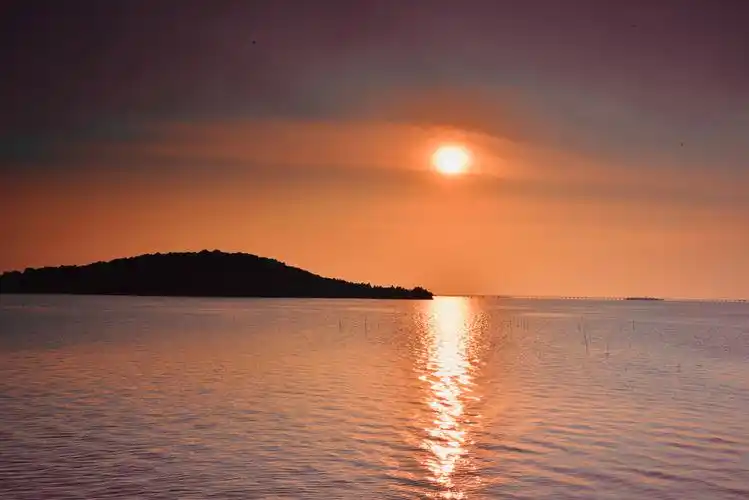 日落西山,晚霞映照