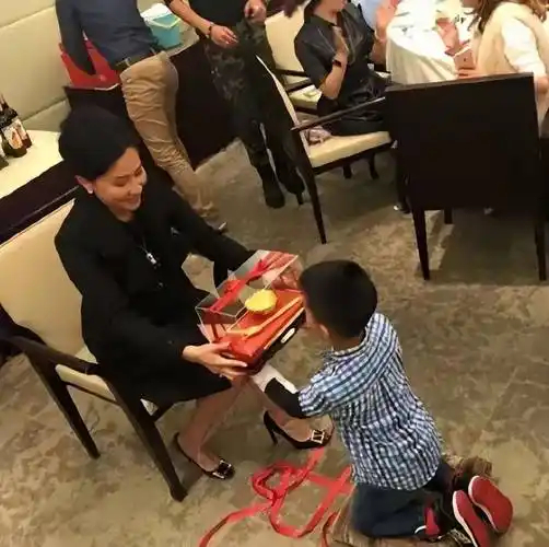 成龙,周迅等一众好友见证了这一特殊时刻,而刘嘉玲送给胡皓